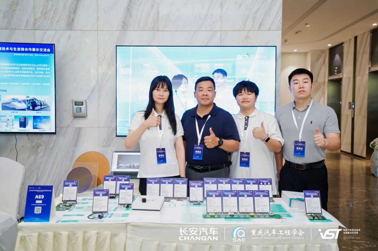 一群人站在桌子前AI 天生的内容可能不正确。