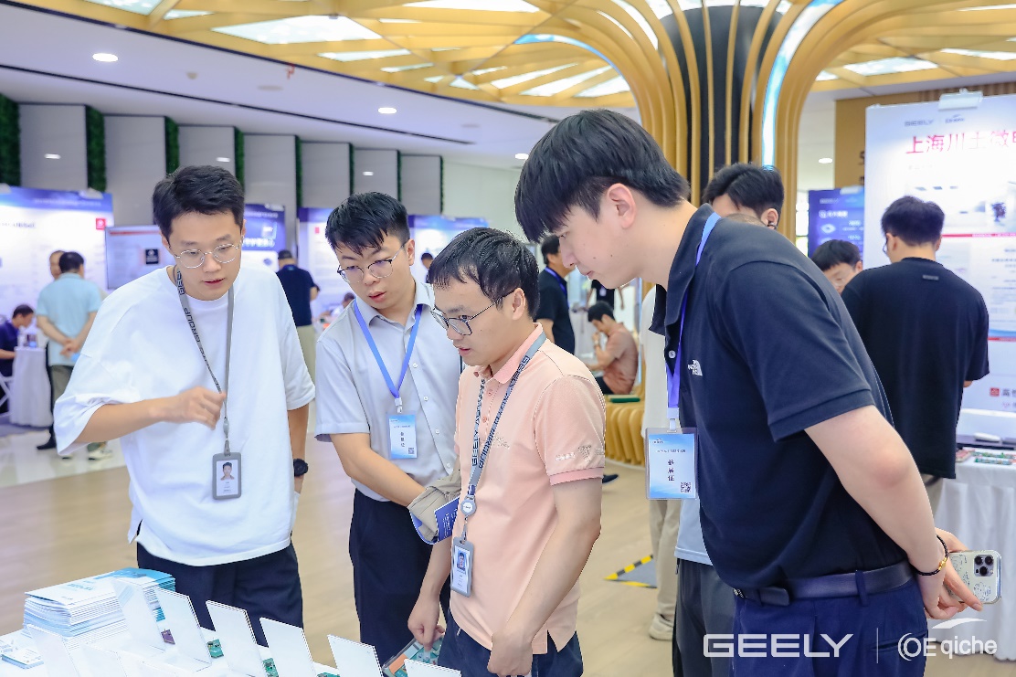 图片蕴含 人, 室内, 汉子, 站AI 天生的内容可能不正确。