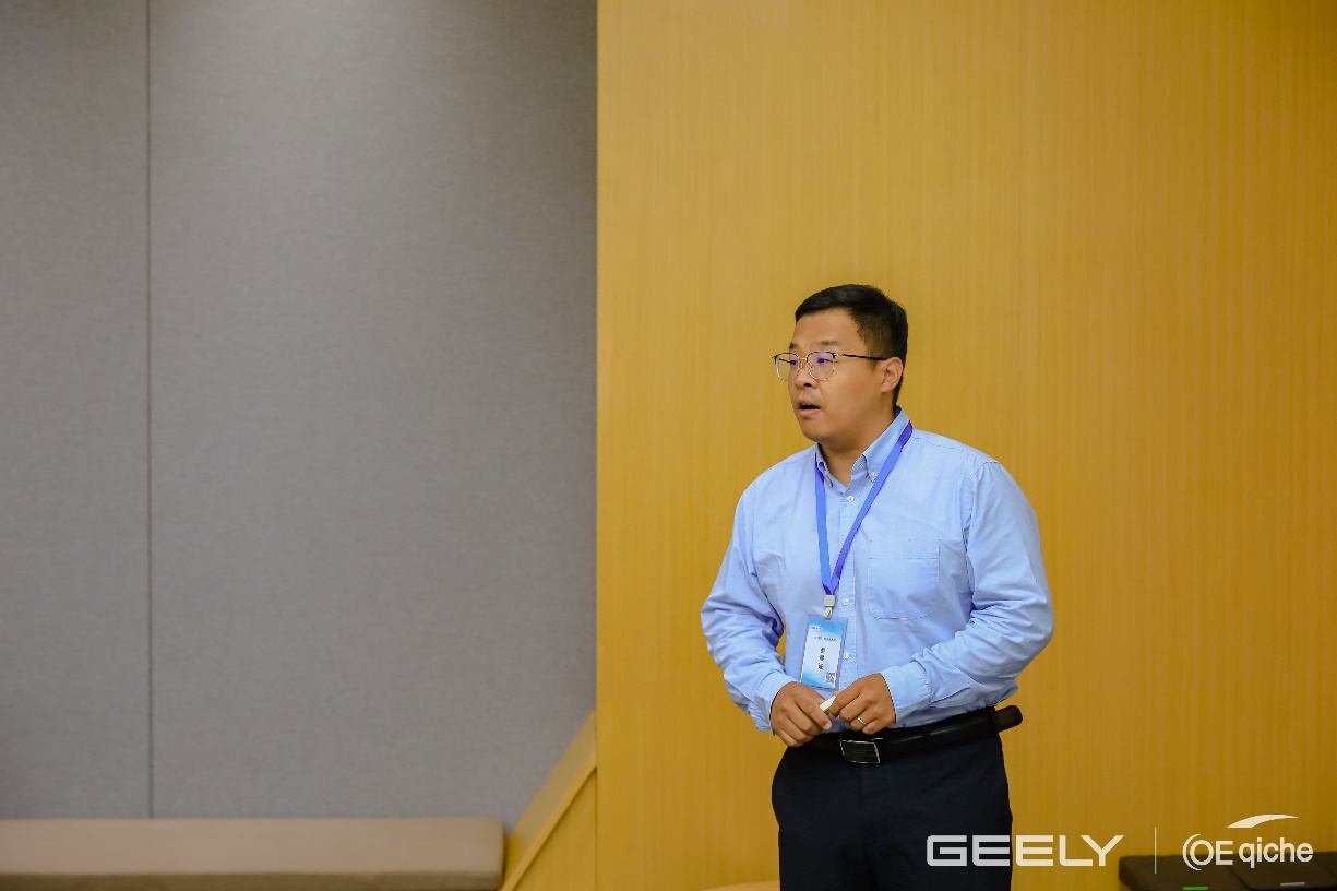 汉子站在房间里AI 天生的内容可能不正确。